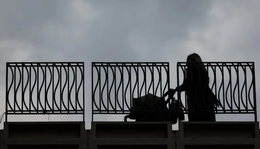 El debate por la baja natalidad: por qué caen las tasas de fertilidad y por qué culpar a las «mujeres profesionales» es un error de diagnóstico
