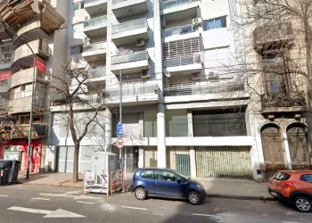 Alarma en Balvanera: se incendió la planta baja de un edificio y tuvieron que evacuar a 40 vecinos a la terraza