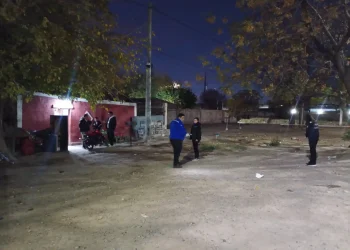 Violento ataque en Capital: balearon a dos hermanos en la puerta de su casa