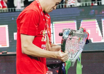 El insólito «blooper» de un ex-River en Europa: salió campeón en Rusia, festejó con el trofeo y lo rompió en pedazos