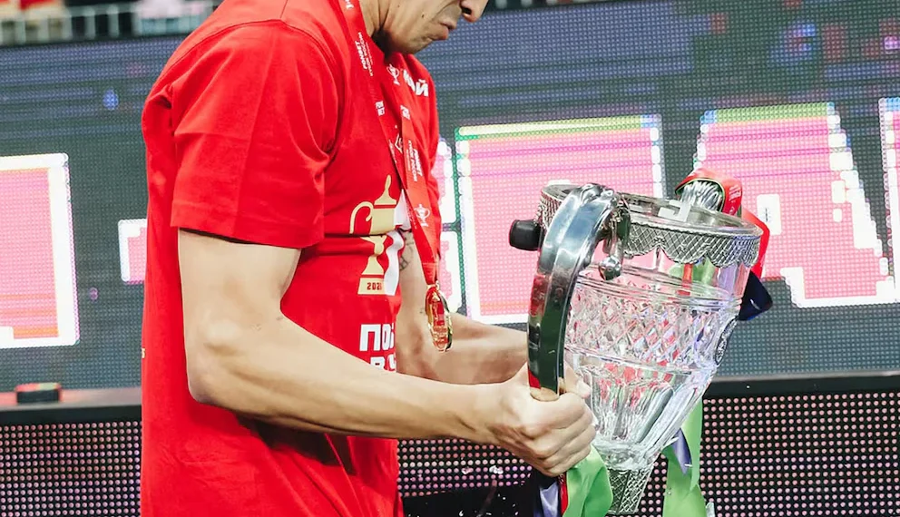 El insólito «blooper» de un ex-River en Europa: salió campeón en Rusia, festejó con el trofeo y lo rompió en pedazos