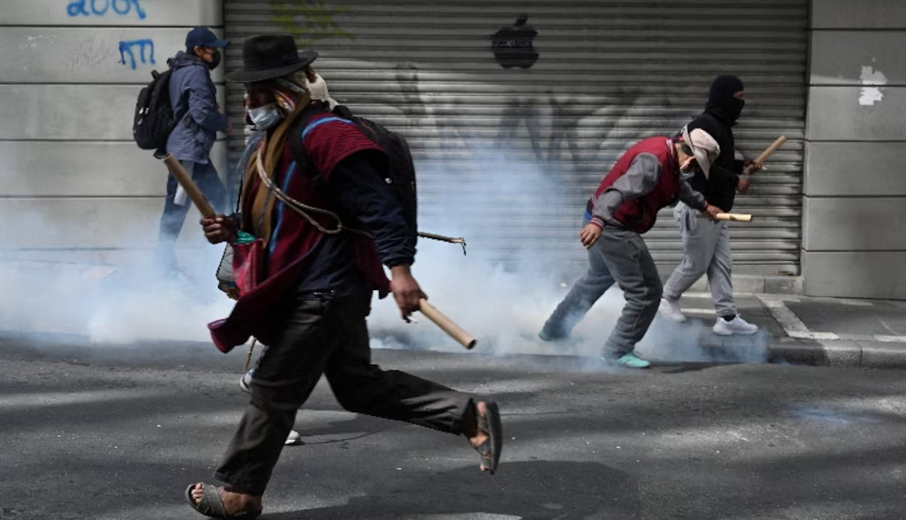 Bolivia al borde del colapso: 47 bloqueos civilizan la crisis y se extienden a seis departamentos