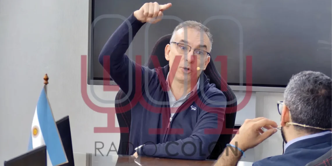Análisis Político en Radio Colón: Maxi Aguiar Desmenuzó el Escenario Nacional y Provincial en «Data Fina»