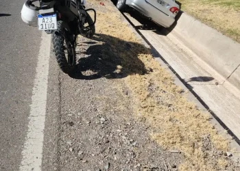 Rescataron a una mujer tras volcar su auto en un canal de Rawson