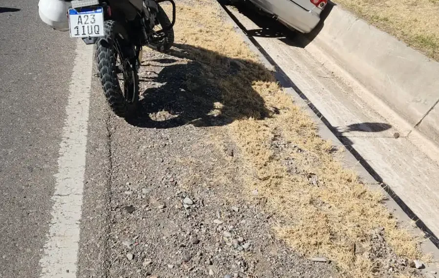Rescataron a una mujer tras volcar su auto en un canal de Rawson