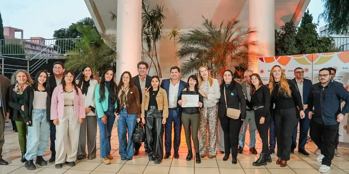 El gobernador Orrego entregó herramientas y certificados del programa Aprender, Trabajar y Producir