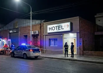Ataque de viuda negra: un hombre fue apuñalado en un hotel alojamiento y sufrió un paro cardiorrespiraotorio