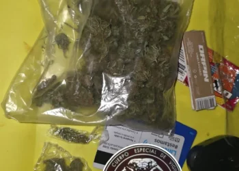 Tres jóvenes aprehendidos con marihuana tras causar disturbios en pleno centro de Capital
