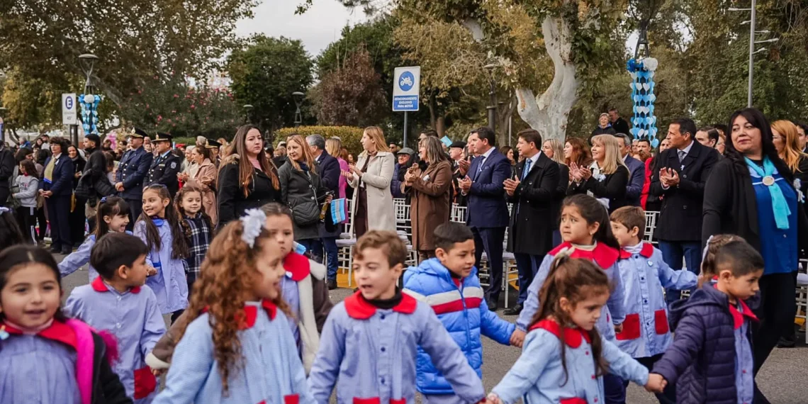 Santa Lucía se vistió de patria con el tradicional desfile de los jardines municipales