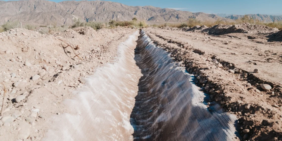 Nueva tecnología en San Juan: Hidráulica evalúa mantas cementicias para impermeabilizar canales y reducir pérdidas de agua