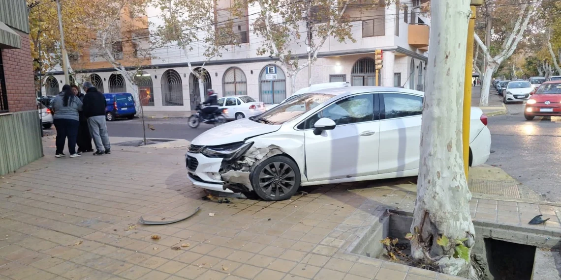 Fuerte choque en pleno centro: un auto terminó sobre la vereda tras un violento impacto
