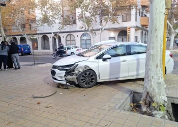 Fuerte choque en pleno centro: un auto terminó sobre la vereda tras un violento impacto