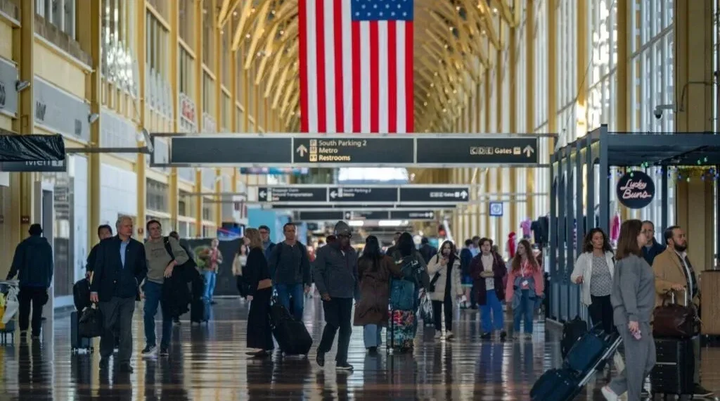 Estados Unidos endurece los controles en aeropuertos ante una nueva cepa de Ébola