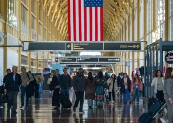 Estados Unidos endurece los controles en aeropuertos ante una nueva cepa de Ébola