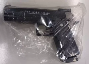 Tensión en Rivadavia: un alumno llevó un arma de aire comprimido a la escuela
