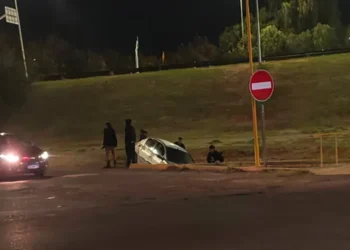 De la fiesta al calabozo: salió de un boliche de Rawson, perdió el control y clavó el auto en un sifón de la Ruta 40