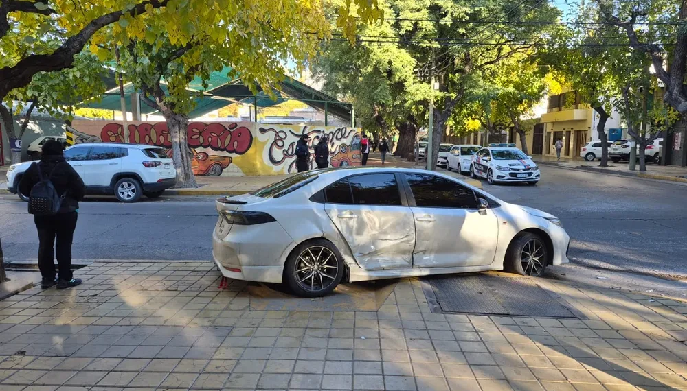 Violento choque en Capital: un auto terminó arriba de una rampa peatonal tras colisionar con un taxi