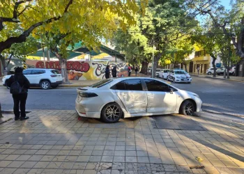 Violento choque en Capital: un auto terminó arriba de una rampa peatonal tras colisionar con un taxi