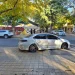 Violento choque en Capital: un auto terminó arriba de una rampa peatonal tras colisionar con un taxi