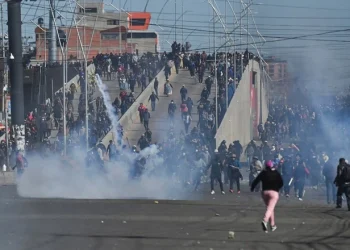 Tensión en Bolivia: manifestantes mantienen bloqueos de rutas pese a los duros enfrentamientos con la policía