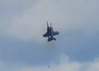 Milagro en Idaho: dos aviones militares chocaron en pleno vuelo durante un show aéreo en Estados Unidos