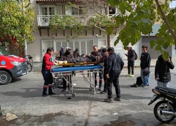 Choque y fuga en pleno centro: un motociclista resultó herido y buscan intensamente al automovilista