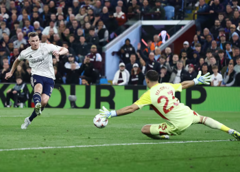 El Aston Villa del «Dibu» Martínez goleó y va por el título en la Europa League