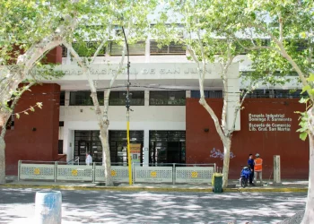 Crisis educativa en San Juan: por los paros, padres de los colegios preuniversitarios evalúan cambiar a sus hijos de escuela