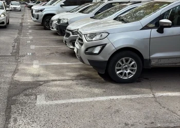 Furia al volante en Capital: una karateca atacó a golpes de puño a otra conductora por un estacionamiento
