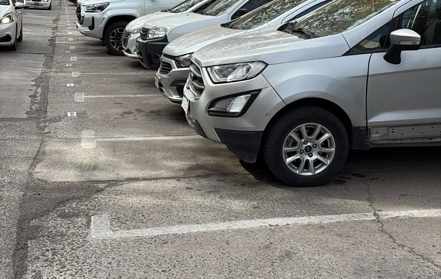 Furia al volante en Capital: una karateca atacó a golpes de puño a otra conductora por un estacionamiento