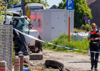 Tragedia en Bélgica: un tren embistió a un micro escolar en un paso a nivel y hay cuatro muertos