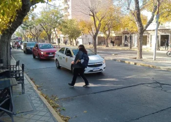 Conflicto en el transporte: una masiva marcha de taxis y remises paralizó los accesos y el microcentro