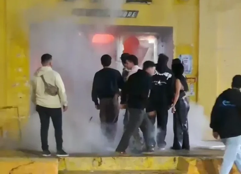 Héroes anónimos en Jáchal: vecinos y peatones apagaron un incendio en un local frente a la plaza central
