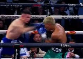 Escándalo en el ring: golpeó a su rival cuando estaba en el piso y terminó descalificado