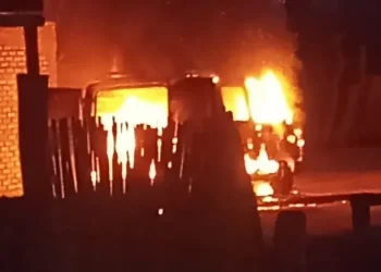 Un voraz incendio consumió por completo una Trafic adentro de un garage