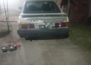 Cayeron dos delincuentes cuando vaciaban el baúl de un auto estacionado