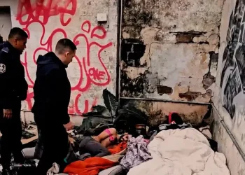 Lo filmó una cámara oculta mientras robaba y la Policía lo despertó en una casa abandonada