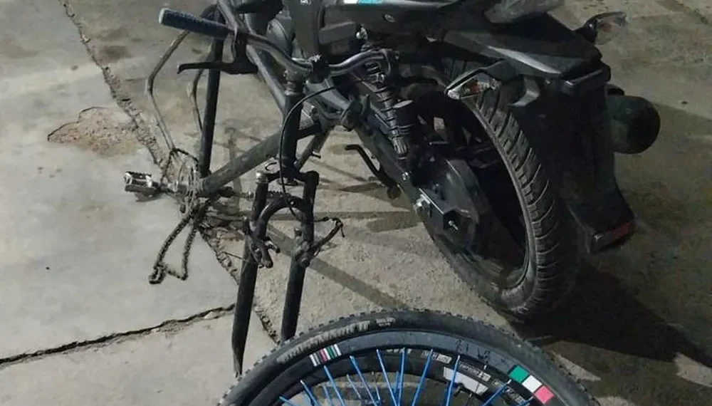 Fuga y descarte en la madrugada: abandonaron una moto y partes de bicicletas al verse acorralados