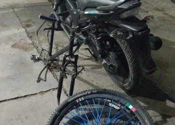 Fuga y descarte en la madrugada: abandonaron una moto y partes de bicicletas al verse acorralados