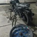 Fuga y descarte en la madrugada: abandonaron una moto y partes de bicicletas al verse acorralados