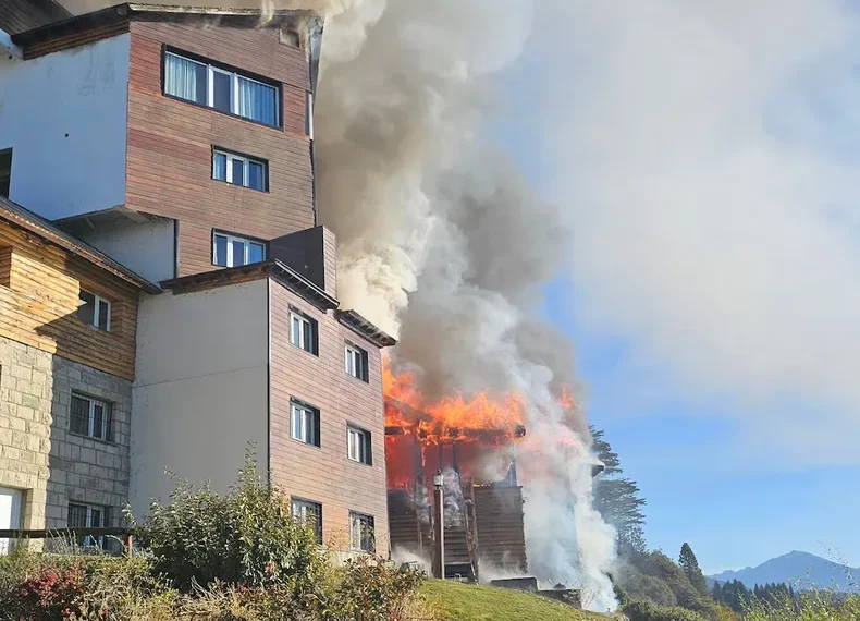 Horror turístico en Bariloche: un voraz incendio destruyó gran parte del histórico Hotel Huemul