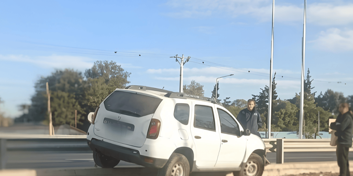 Un conductor dio positivo de alcoholemia tras chocar contra un guardarraíl en Capital