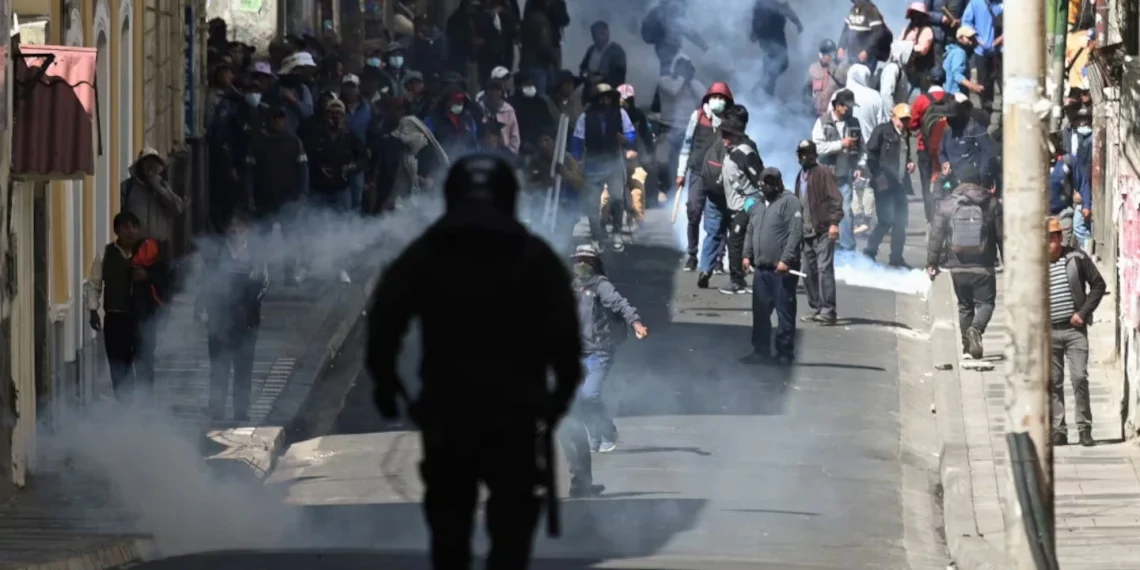 Bolivia al límite: violentos choques en La Paz y máxima tensión militar frente al Palacio de Gobierno por protestas que exigen la renuncia del Presidente