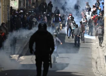 Bolivia al límite: violentos choques en La Paz y máxima tensión militar frente al Palacio de Gobierno por protestas que exigen la renuncia del Presidente