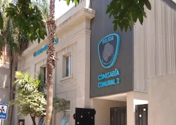 Caos y violencia en Balvanera: requisa, quema de colchones y heridos tras un motín en una comisaría porteña