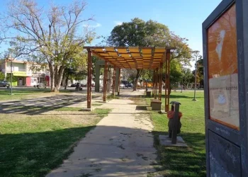 Shock en Capital: investigan la muerte de una mujer frente a la Plaza La Joroba tras ser hallada por su pareja