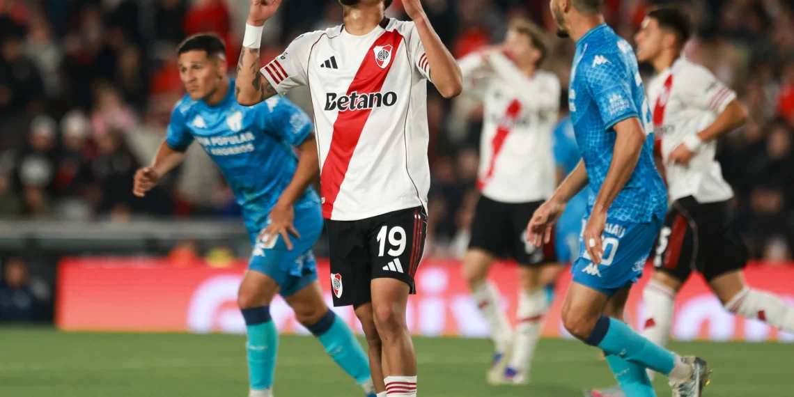Preocupante paso en falso de River: jugó mal, perdió y se fue bajo una silbatina