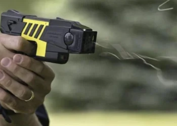 San Juan proyecta pasar de 40 a 800 pistolas Taser para equipar a la Policía en las calles