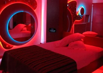 Giro en el hotel alojamiento de Capital: el hombre desmintió un robo, aseguró que los cortes fueron «consentidos» y Flagrancia liberó a la mujer