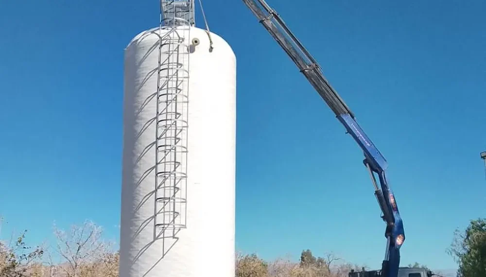 La UCCuyo instaló un tanque de 50.000 litros para reducir a la mitad el consumo de agua en su predio